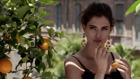 La seducente Bianca Balti incanta nelle pubblicità del dolce .